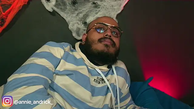 Snapshot of _leda_swan_ chatting on 10.24.25 leda swan online show from 10.24.25