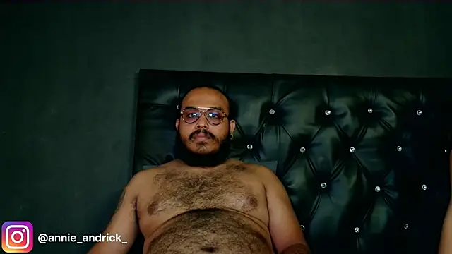 Snapshot of _leda_swan_ chatting on 12.14.25 leda swan online show from 12.14.25