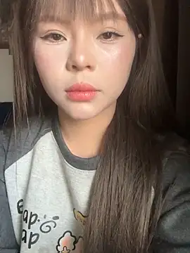 Snapshot of SarahBeii chatting on 12.22.25 SarahBeii online show from 12.22.25