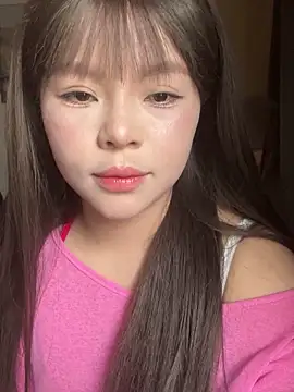 Snapshot of SarahBeii chatting on 12.23.25 SarahBeii online show from 12.23.25