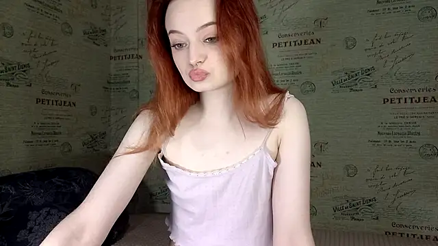 Snapshot of emi_less chatting on 10.19.25 emi less online show from 10.19.25