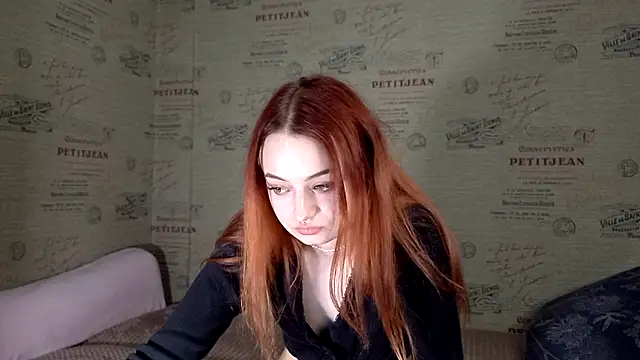 Snapshot of emi_less chatting on 10.26.25 emi less online show from 10.26.25