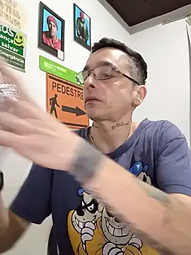 Snapshot of dinho_carioca chatting on 10.22.25 dinho carioca online show from 10.22.25