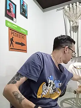 Snapshot of dinho_carioca chatting on 10.23.25 dinho carioca online show from 10.23.25