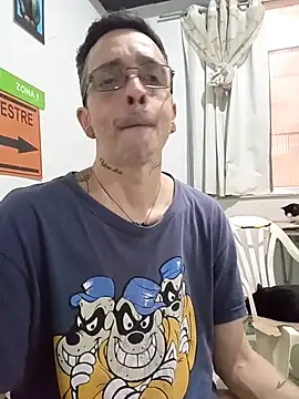 Snapshot of dinho_carioca chatting on 10.31.25 dinho carioca online show from 10.31.25