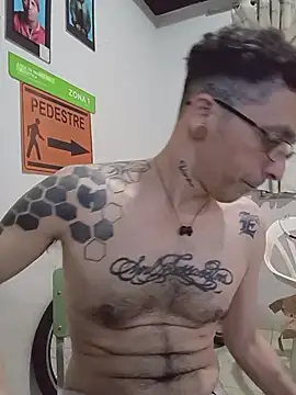 Snapshot of dinho_carioca chatting on 12.14.25 dinho carioca online show from 12.14.25