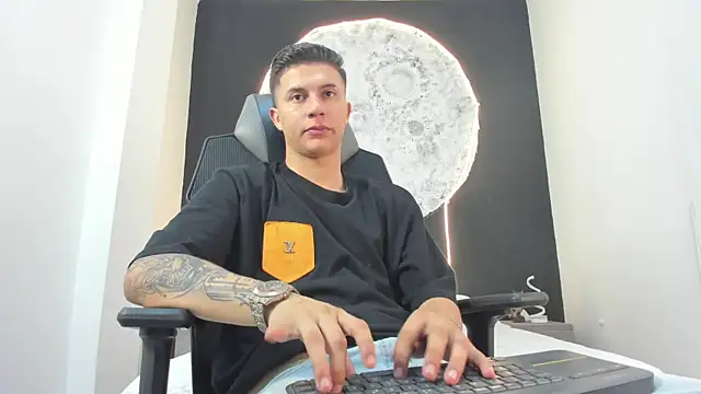 liaamsmiith  online show from 10.20.25