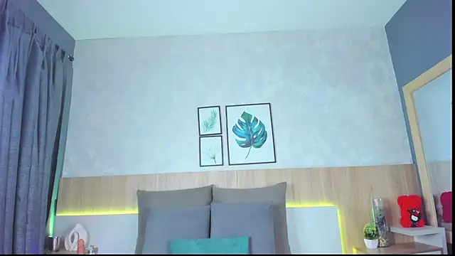 Snapshot of mia_gate chatting on 11.13.25 mia gate online show from 11.13.25