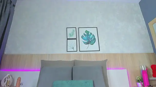 Snapshot of mia_gate chatting on 11.17.25 mia gate online show from 11.17.25