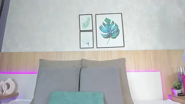 Snapshot of mia_gate chatting on 11.25.25 mia gate online show from 11.25.25