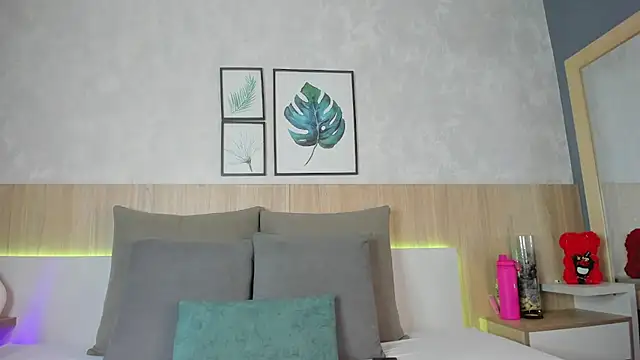 Snapshot of mia_gate chatting on 12.03.25 mia gate online show from 12.03.25