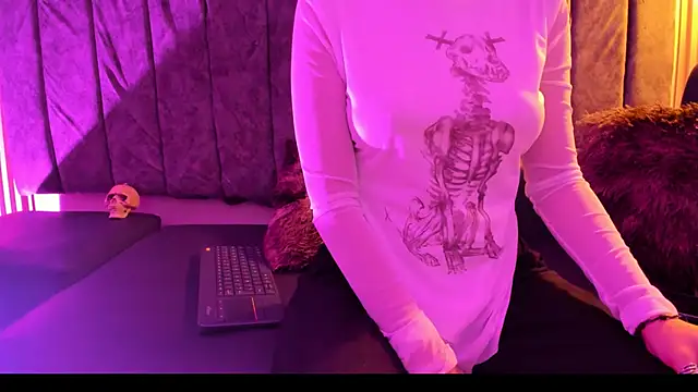 Snapshot of Rowan_Mills chatting on 10.03.25 Rowan Mills online show from 10.03.25