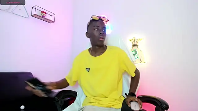 Snapshot of Alan_blacke chatting on 10.30.25 Alan blacke online show from 10.30.25