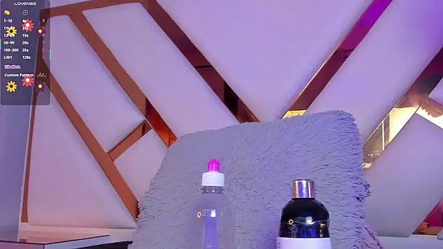 Niicolle Evanss online show from 02.06.26