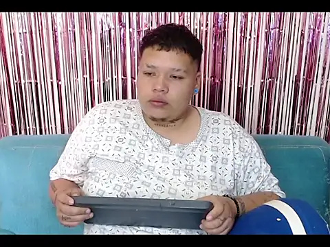 Snapshot of Yulian_bigclit7 chatting on 12.03.25 Yulian bigclit7 online show from 12.03.25