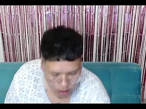 Snapshot of Yulian_bigclit7 chatting on 12.04.25 Yulian bigclit7 online show from 12.04.25