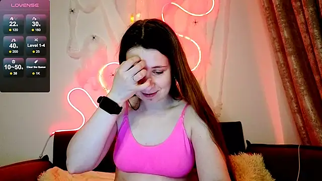 Snapshot of _Linett_ chatting on 10.31.25 Linett online show from 10.31.25