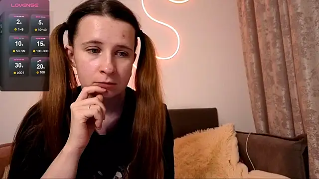 Snapshot of _Linett_ chatting on 11.17.25 Linett online show from 11.17.25