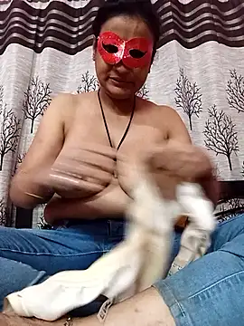 Snapshot of Gullapi chatting on 11.25.25 Gullapi online show from 11.25.25