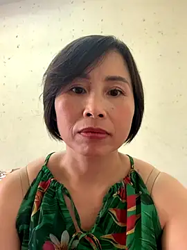 Snapshot of Hello_Linchii chatting on 10.11.25 Hello Linchii online show from 10.11.25