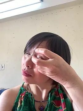 Snapshot of Hello_Linchii chatting on 10.12.25 Hello Linchii online show from 10.12.25