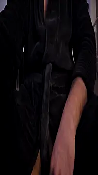 Snapshot of DeinSpielzeug chatting on 12.17.25 DeinSpielzeug online show from 12.17.25