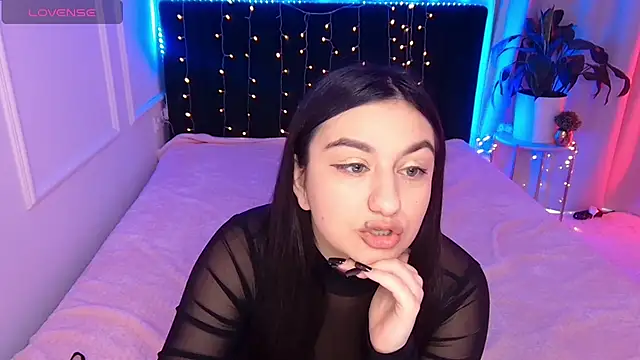 Snapshot of Lola_Sparks chatting on 12.18.25 Lola Sparks online show from 12.18.25