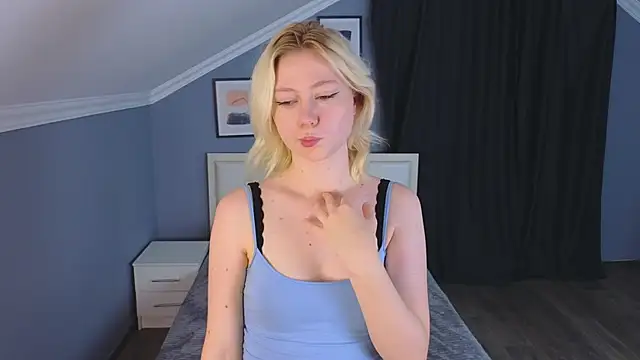 Snapshot of Violet_Willis chatting on 09.23.25 Violet Willis online show from 09.23.25