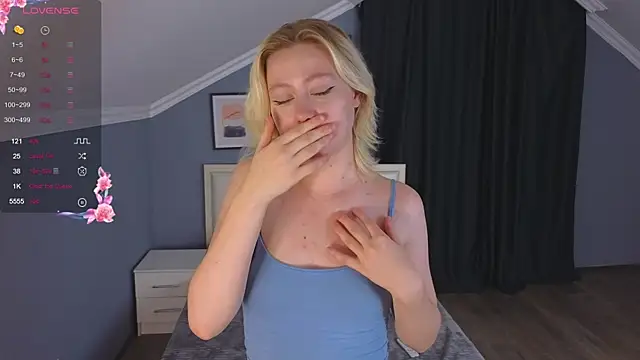 Snapshot of Violet_Willis chatting on 10.03.25 Violet Willis online show from 10.03.25