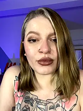 Snapshot of Mia_Kamp chatting on 10.19.25 Mia Kamp online show from 10.19.25