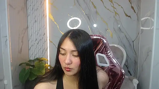 Snapshot of Ivony18_b chatting on 10.15.25 Ivony18 b online show from 10.15.25