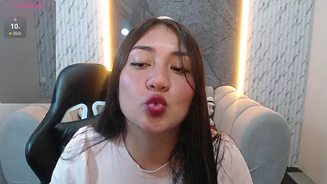 Snapshot of Ivony18_b chatting on 11.29.25 Ivony18 b online show from 11.29.25