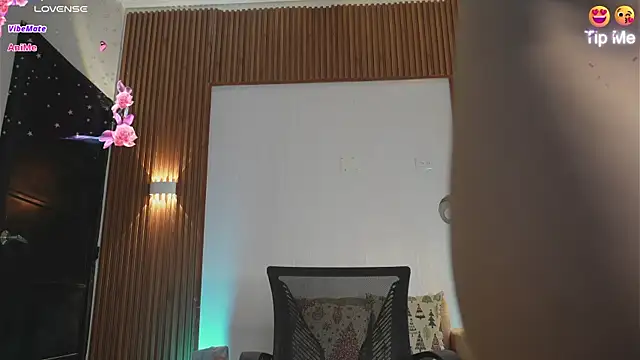 Roxybeautyy online show from 10.17.25