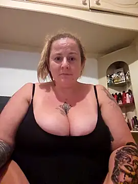 Snapshot of Biggtitz121 chatting on 09.10.25 Biggtitz121 online show from 09.10.25