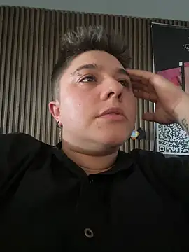 Snapshot of IanGilbert chatting on 10.29.25 IanGilbert online show from 10.29.25