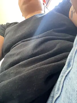 Snapshot of IanGilbert chatting on 11.22.25 IanGilbert online show from 11.22.25