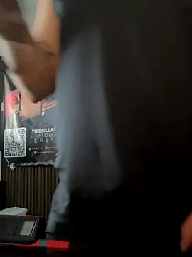 Snapshot of IanGilbert chatting on 11.23.25 IanGilbert online show from 11.23.25