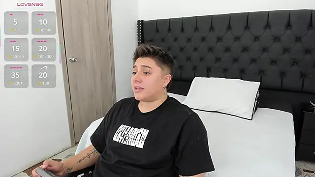 Snapshot of IanGilbert chatting on 11.24.25 IanGilbert online show from 11.24.25