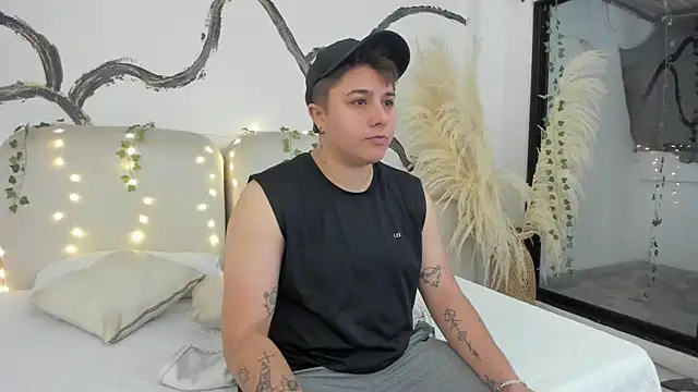 Snapshot of IanGilbert chatting on 12.18.25 IanGilbert online show from 12.18.25