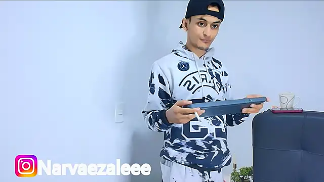 Snapshot of AlejandroLoouis chatting on 10.31.25 AlejandroLoouis online show from 10.31.25