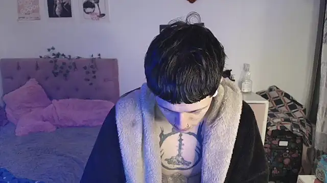 Snapshot of 2cyboy_ chatting on 09.17.25 2cyboy online show from 09.17.25