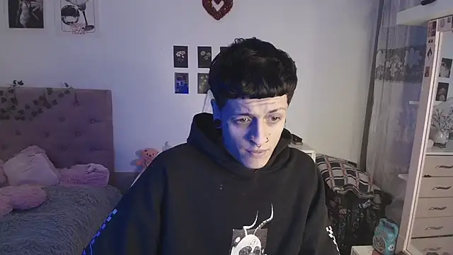 Snapshot of 2cyboy_ chatting on 10.02.25 2cyboy online show from 10.02.25