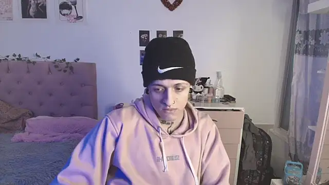 Snapshot of 2cyboy_ chatting on 10.13.25 2cyboy online show from 10.13.25