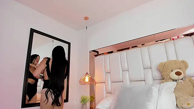 Snapshot of CarolinaFerrer chatting on 11.13.25 CarolinaFerrer online show from 11.13.25