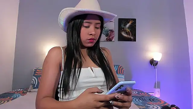 Snapshot of SophieW1 chatting on 11.05.25 SophieW1 online show from 11.05.25