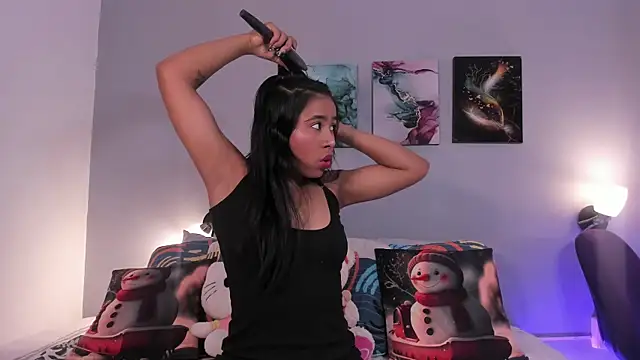 Snapshot of SophieW1 chatting on 11.12.25 SophieW1 online show from 11.12.25