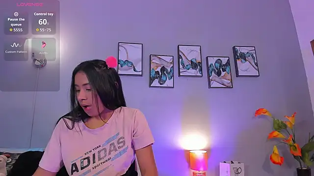 Snapshot of SophieW1 chatting on 11.24.25 SophieW1 online show from 11.24.25