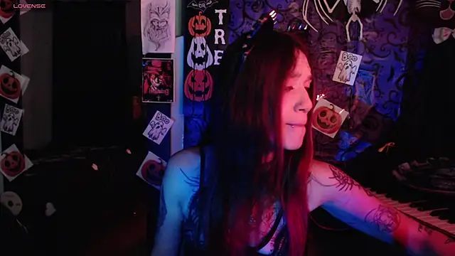 Snapshot of lilithword chatting on 10.19.25 lilithword online show from 10.19.25