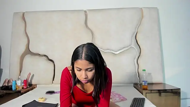 Snapshot of Amaia_Sophia chatting on 12.15.25 Amaia Sophia online show from 12.15.25