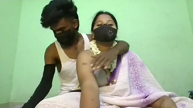 Snapshot of Shneeha_le chatting on 10.15.25 Shneeha le online show from 10.15.25